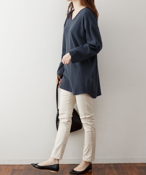 aity(アイティ)の「M-5L オーバーサイズ ワッフルVネックロンT 夏服(Tシャツ/カットソー・レディース・ネイビー/ホワイト/パープル/杢グレー/カーキ/ブラック・LL~3L/M~L/4L~5L)」の18枚目の写真