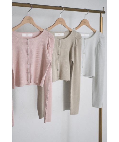 tocco closet(トッコ クローゼット)の「【ZOZO限定】パール×ビジュー釦パワーショルダーラメカーディガン(カーディガン/ボレロ・レディース・ベビーピンク/シルバー/シャンパン・M)」の4枚目の写真