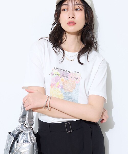 INDIVI(インディヴィ)の「【UVケア/選べるグラフィック】スムースジャージTシャツ(Tシャツ/カットソー・レディース・ホワイト系9/チャコール/ホワイト系その他/ホワイト/チャコールグレー/ホワイト系6/ライトグレー系/ライトグレー/ホワイト系1/ホワイト系その他6・38/34/15 /13/12/05/19)」の5枚目の写真