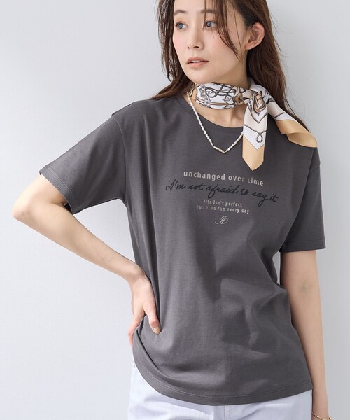 INDIVI(インディヴィ)の「【UVケア/選べるグラフィック】スムースジャージTシャツ(Tシャツ/カットソー・レディース・ホワイト系9/チャコール/ホワイト系その他/ホワイト/チャコールグレー/ホワイト系6/ライトグレー系/ライトグレー/ホワイト系1/ホワイト系その他6・38/34/15 /13/12/05/19)」の9枚目の写真