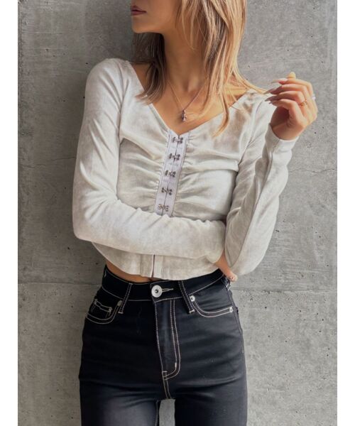 GYDA（ジェイダ）の「【WEB限定】【TINY低身長さん向け】HOOK ME UPギャザーショートトップス（Tシャツ/カットソー・レディース・オフホワイト/チャコールグレー・FREE）」の4枚目の写真