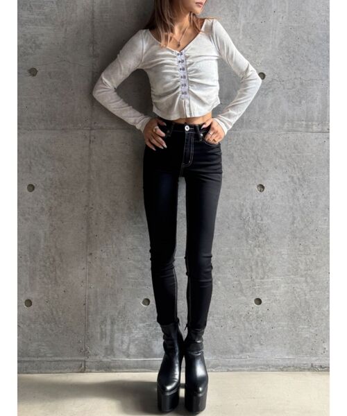 GYDA（ジェイダ）の「【WEB限定】【TINY低身長さん向け】HOOK ME UPギャザーショートトップス（Tシャツ/カットソー・レディース・オフホワイト/チャコールグレー・FREE）」の6枚目の写真