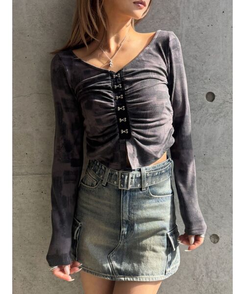 GYDA（ジェイダ）の「【WEB限定】【TINY低身長さん向け】HOOK ME UPギャザーショートトップス（Tシャツ/カットソー・レディース・オフホワイト/チャコールグレー・FREE）」の8枚目の写真