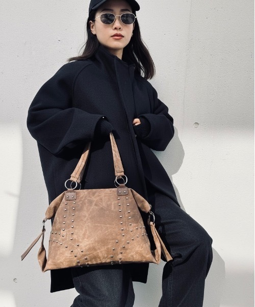 ONE DAY KMC (ワンデイケーエムシー)の「HERB/Studded 2Way Boston Bag/2ウェイボストンバッグ(ボストンバッグ・レディース・ベージュ/ブラウン/ブラック・FREE)」の7枚目の写真