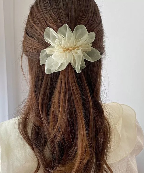 IRADOWL(アイラドール)の「シフォン素材フラワーモチーフバレッタ(バレッタ/ヘアクリップ・レディース・オフホワイト/グレイッシュベージュ/ブラック・FREE)」の2枚目の写真