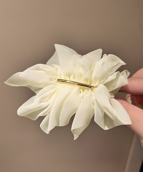 IRADOWL(アイラドール)の「シフォン素材フラワーモチーフバレッタ(バレッタ/ヘアクリップ・レディース・オフホワイト/グレイッシュベージュ/ブラック・FREE)」の4枚目の写真