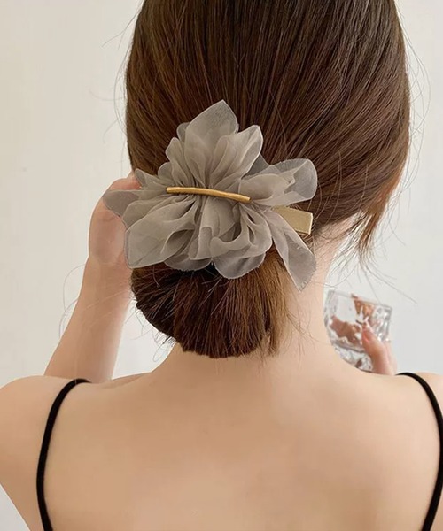 IRADOWL(アイラドール)の「シフォン素材フラワーモチーフバレッタ(バレッタ/ヘアクリップ・レディース・オフホワイト/グレイッシュベージュ/ブラック・FREE)」の7枚目の写真