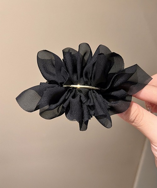 IRADOWL(アイラドール)の「シフォン素材フラワーモチーフバレッタ(バレッタ/ヘアクリップ・レディース・オフホワイト/グレイッシュベージュ/ブラック・FREE)」の5枚目の写真