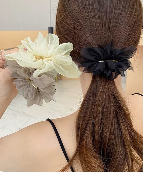 IRADOWL(アイラドール)の「シフォン素材フラワーモチーフバレッタ(バレッタ/ヘアクリップ・レディース・オフホワイト/グレイッシュベージュ/ブラック・FREE)」の9枚目の写真