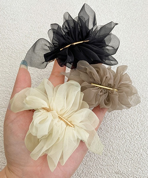 IRADOWL(アイラドール)の「シフォン素材フラワーモチーフバレッタ(バレッタ/ヘアクリップ・レディース・オフホワイト/グレイッシュベージュ/ブラック・FREE)」の11枚目の写真