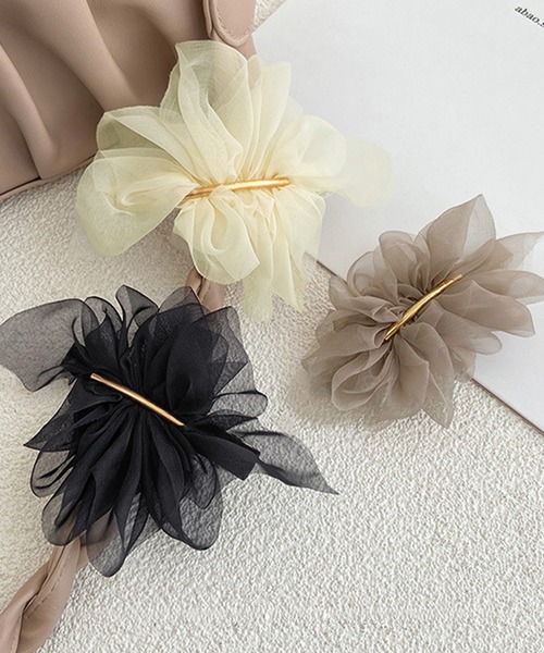 IRADOWL(アイラドール)の「シフォン素材フラワーモチーフバレッタ(バレッタ/ヘアクリップ・レディース・オフホワイト/グレイッシュベージュ/ブラック・FREE)」の12枚目の写真