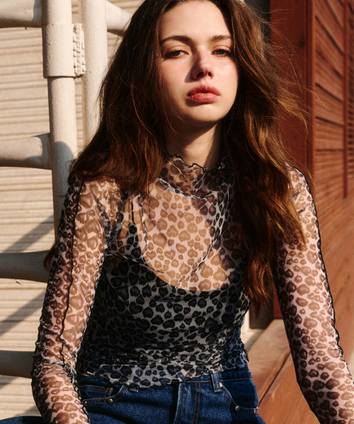 ERER(エルエル)の「Sheer Leopard High Neck T-shirt Black(Tシャツ/カットソー・レディース・ブラック・F)」の3枚目の写真