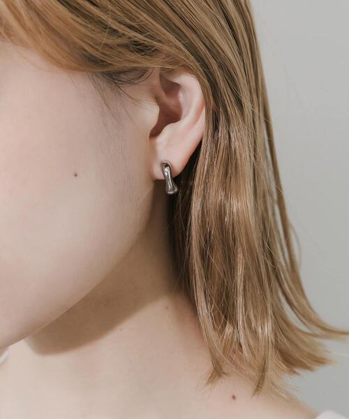 SMELLY(スメリー)の「ニュアンスメタルワンタッチフープイヤリング(イヤリング・レディース・シルバー/ゴールド・-)」の1枚目の写真