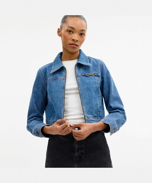 COACH（コーチ）の「スカルプテッド C シュランケン デニム ジャケット・オーガニック コットン（その他アウター・レディース・ブルー系その他・SMALL/MEDIUM）」の4枚目の写真