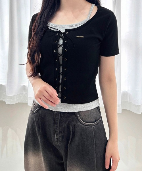 INGNI(イング)の「キャミレイヤード風リブレースアップ半袖トップス(Tシャツ/カットソー・レディース・ブラック系5/ブラック×グレー/ピンク系2/グレー×ピンク・M)」の2枚目の写真