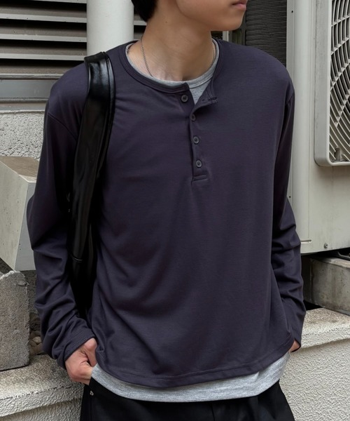 Chikashitsu +(チカシツプラス)の「【Chikashitsu +】cropped double layered henley neck long sleeve / 【チカシツプラス】クロップドダブルレイヤードヘンリーネックロンT<着用動画あり>(Tシャツ/カットソー・メンズ・ブラック/ネイビー/チャコール・ONE SIZE)」の2枚目の写真