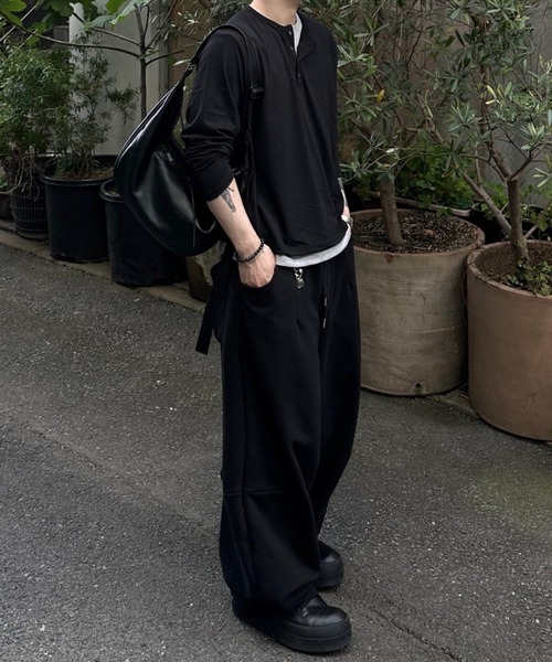 Chikashitsu +(チカシツプラス)の「【Chikashitsu +】cropped double layered henley neck long sleeve / 【チカシツプラス】クロップドダブルレイヤードヘンリーネックロンT<着用動画あり>(Tシャツ/カットソー・メンズ・ブラック/ネイビー/チャコール・ONE SIZE)」の9枚目の写真