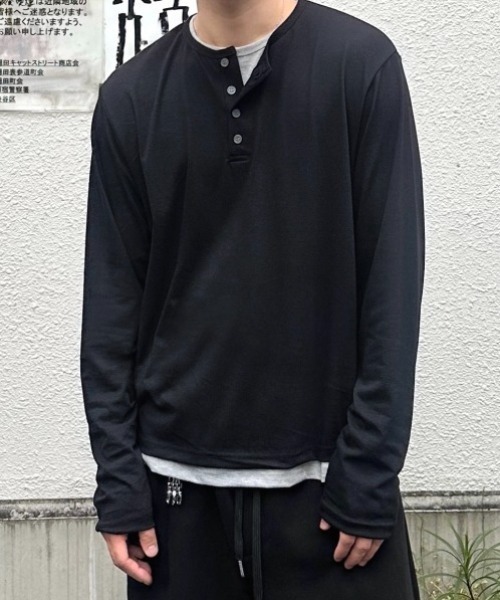 Chikashitsu +(チカシツプラス)の「【Chikashitsu +】cropped double layered henley neck long sleeve / 【チカシツプラス】クロップドダブルレイヤードヘンリーネックロンT<着用動画あり>(Tシャツ/カットソー・メンズ・ブラック/ネイビー/チャコール・ONE SIZE)」の14枚目の写真