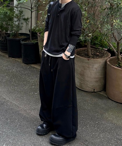 Chikashitsu +(チカシツプラス)の「【Chikashitsu +】cropped double layered henley neck long sleeve / 【チカシツプラス】クロップドダブルレイヤードヘンリーネックロンT<着用動画あり>(Tシャツ/カットソー・メンズ・ブラック/ネイビー/チャコール・ONE SIZE)」の8枚目の写真