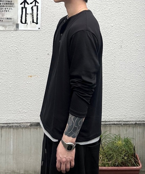 Chikashitsu +(チカシツプラス)の「【Chikashitsu +】cropped double layered henley neck long sleeve / 【チカシツプラス】クロップドダブルレイヤードヘンリーネックロンT<着用動画あり>(Tシャツ/カットソー・メンズ・ブラック/ネイビー/チャコール・ONE SIZE)」の5枚目の写真