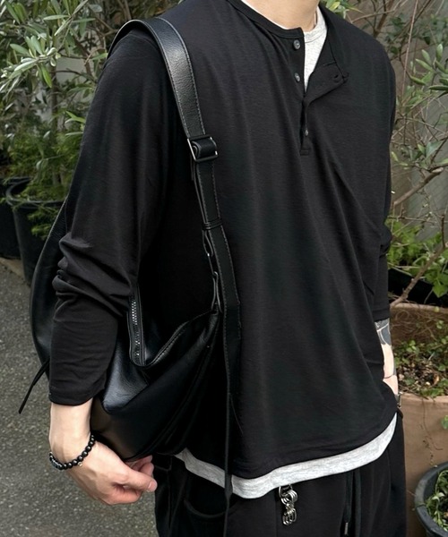 Chikashitsu +(チカシツプラス)の「【Chikashitsu +】cropped double layered henley neck long sleeve / 【チカシツプラス】クロップドダブルレイヤードヘンリーネックロンT<着用動画あり>(Tシャツ/カットソー・メンズ・ブラック/ネイビー/チャコール・ONE SIZE)」の11枚目の写真