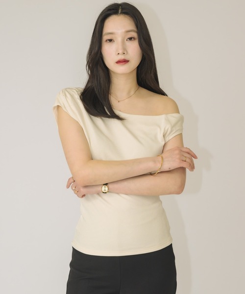 NEUNA(ヌナ)の「【女性らしさ引き立つ一枚】ドレープアシメントリートップス(Tシャツ/カットソー・レディース・ブラック/ベージュ/アイボリー・FREE)」の18枚目の写真