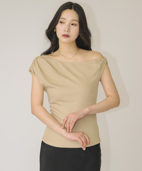 NEUNA(ヌナ)の「【女性らしさ引き立つ一枚】ドレープアシメントリートップス(Tシャツ/カットソー・レディース・ブラック/ベージュ/アイボリー・FREE)」の22枚目の写真
