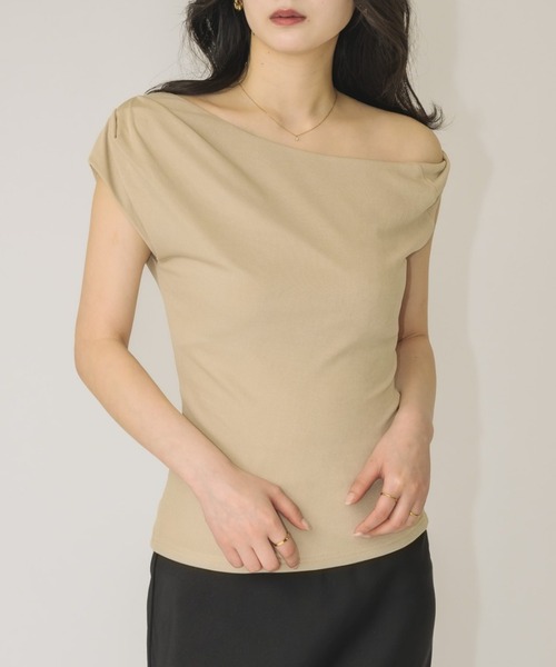 NEUNA(ヌナ)の「【女性らしさ引き立つ一枚】ドレープアシメントリートップス(Tシャツ/カットソー・レディース・ブラック/ベージュ/アイボリー・FREE)」の21枚目の写真