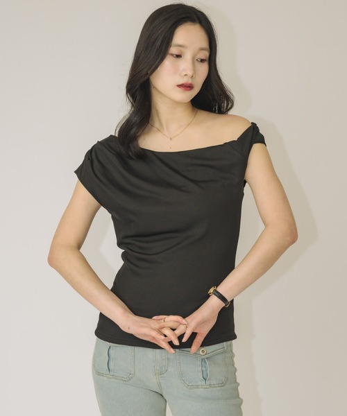 NEUNA(ヌナ)の「【女性らしさ引き立つ一枚】ドレープアシメントリートップス(Tシャツ/カットソー・レディース・ブラック/ベージュ/アイボリー・FREE)」の17枚目の写真