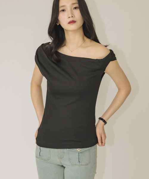 NEUNA(ヌナ)の「【女性らしさ引き立つ一枚】ドレープアシメントリートップス(Tシャツ/カットソー・レディース・ブラック/ベージュ/アイボリー・FREE)」の16枚目の写真