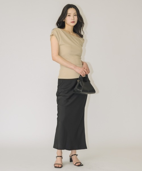 NEUNA(ヌナ)の「【女性らしさ引き立つ一枚】ドレープアシメントリートップス(Tシャツ/カットソー・レディース・ブラック/ベージュ/アイボリー・FREE)」の14枚目の写真