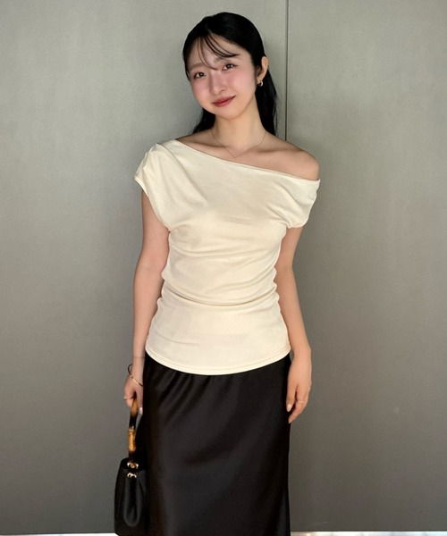 NEUNA(ヌナ)の「【女性らしさ引き立つ一枚】ドレープアシメントリートップス(Tシャツ/カットソー・レディース・ブラック/ベージュ/アイボリー・FREE)」の7枚目の写真
