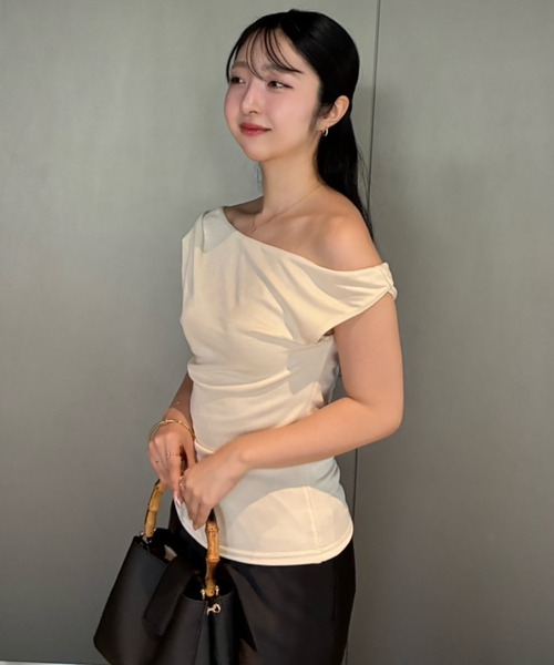 NEUNA(ヌナ)の「【女性らしさ引き立つ一枚】ドレープアシメントリートップス(Tシャツ/カットソー・レディース・ブラック/ベージュ/アイボリー・FREE)」の6枚目の写真