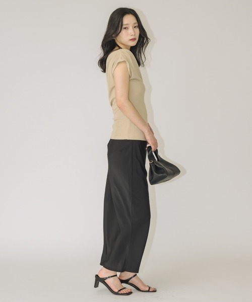 NEUNA(ヌナ)の「【女性らしさ引き立つ一枚】ドレープアシメントリートップス(Tシャツ/カットソー・レディース・ブラック/ベージュ/アイボリー・FREE)」の13枚目の写真