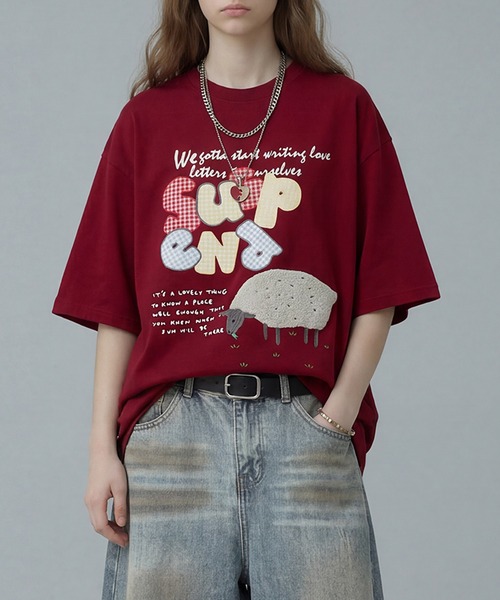 HOOK(フック)の「ギンガムパッチワーク文字アップリケ × もこもこひつじ刺繍 ビッグTシャツ (SS)(Tシャツ/カットソー・メンズ・ワインレッド/ブラック・FREE)」の2枚目の写真
