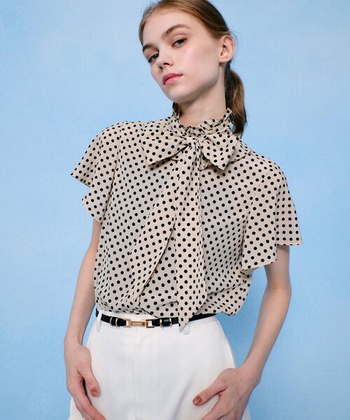 LOULOU WILLOUGHBY（ルルウィルビー）の「【LOULOU WILLOUGHBY】デシンドットフレアスリーブブラウス（シャツ/ブラウス・レディース・ネイビー/ライトベージュ/ブラック・2）」の3枚目の写真