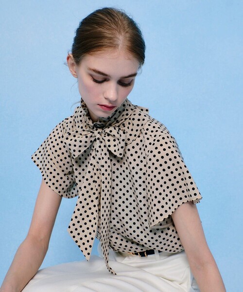 LOULOU WILLOUGHBY（ルルウィルビー）の「【LOULOU WILLOUGHBY】デシンドットフレアスリーブブラウス（シャツ/ブラウス・レディース・ネイビー/ライトベージュ/ブラック・2）」の4枚目の写真
