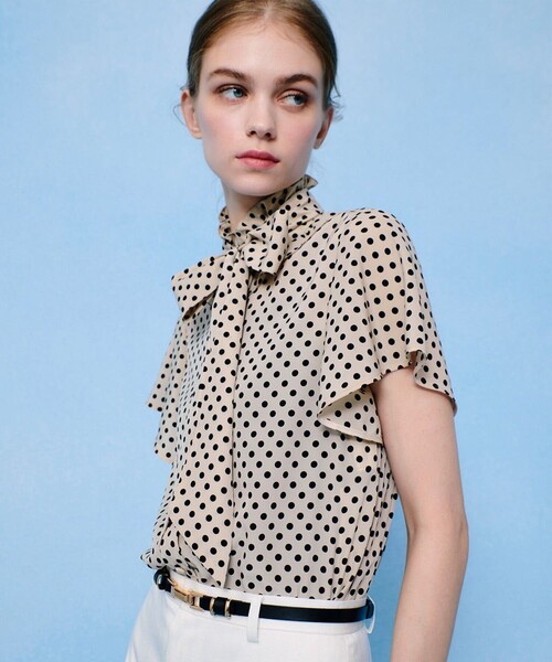 LOULOU WILLOUGHBY（ルルウィルビー）の「【LOULOU WILLOUGHBY】デシンドットフレアスリーブブラウス（シャツ/ブラウス・レディース・ネイビー/ライトベージュ/ブラック・2）」の5枚目の写真