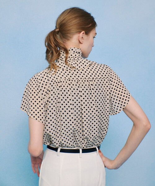LOULOU WILLOUGHBY（ルルウィルビー）の「【LOULOU WILLOUGHBY】デシンドットフレアスリーブブラウス（シャツ/ブラウス・レディース・ネイビー/ライトベージュ/ブラック・2）」の6枚目の写真