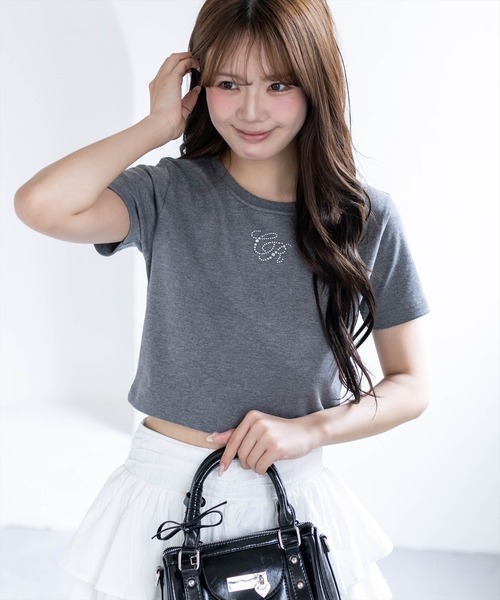 clear（クリア）の「ラインストーンロゴチビT［骨格ウェーブ/クロップドサイズ/華奢見え］（Tシャツ/カットソー・レディース・ブラック/カーキ/オフホワイト/グレー/イエロー/レッド/ピンク・F）」の4枚目の写真