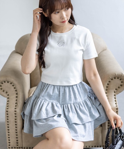 clear（クリア）の「ラインストーンロゴチビT［骨格ウェーブ/クロップドサイズ/華奢見え］（Tシャツ/カットソー・レディース・ブラック/カーキ/オフホワイト/グレー/イエロー/レッド/ピンク・F）」の2枚目の写真