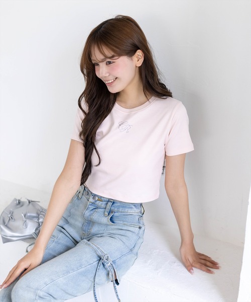 clear（クリア）の「ラインストーンロゴチビT［骨格ウェーブ/クロップドサイズ/華奢見え］（Tシャツ/カットソー・レディース・ブラック/カーキ/オフホワイト/グレー/イエロー/レッド/ピンク・F）」の7枚目の写真