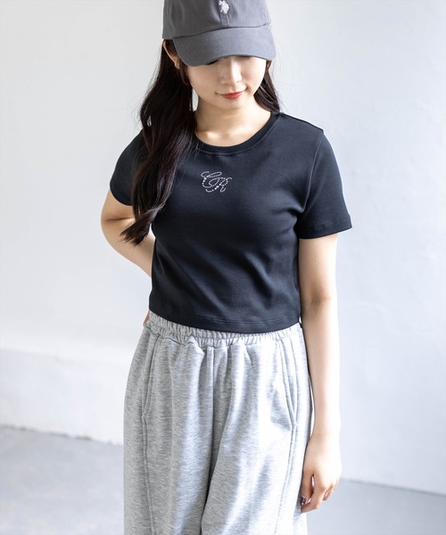 clear（クリア）の「ラインストーンロゴチビT［骨格ウェーブ/クロップドサイズ/華奢見え］（Tシャツ/カットソー・レディース・ブラック/カーキ/オフホワイト/グレー/イエロー/レッド/ピンク・F）」の3枚目の写真