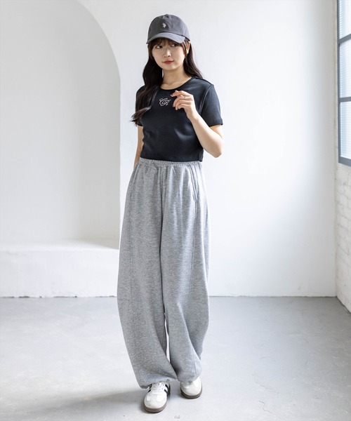 clear（クリア）の「ラインストーンロゴチビT［骨格ウェーブ/クロップドサイズ/華奢見え］（Tシャツ/カットソー・レディース・ブラック/カーキ/オフホワイト/グレー/イエロー/レッド/ピンク・F）」の11枚目の写真