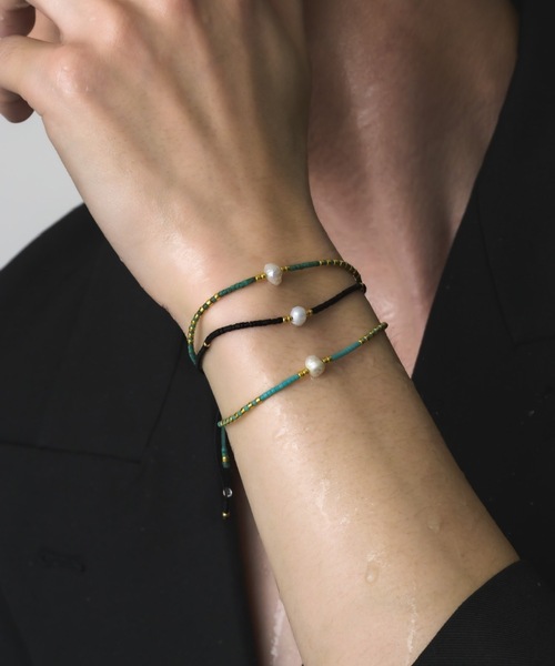muku(ムク)の「CORD BRACELET/TANSUI PEARL(ブレスレット・メンズ・ブラック/ライトブルー/グリーン・FREE)」の10枚目の写真