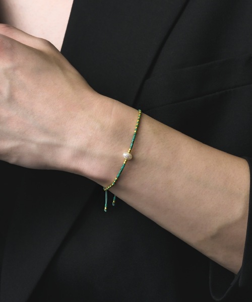muku(ムク)の「CORD BRACELET/TANSUI PEARL(ブレスレット・メンズ・ブラック/ライトブルー/グリーン・FREE)」の6枚目の写真