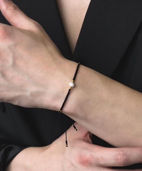 muku(ムク)の「CORD BRACELET/TANSUI PEARL(ブレスレット・メンズ・ブラック/ライトブルー/グリーン・FREE)」の4枚目の写真