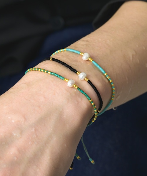 muku(ムク)の「CORD BRACELET/TANSUI PEARL(ブレスレット・メンズ・ブラック/ライトブルー/グリーン・FREE)」の7枚目の写真