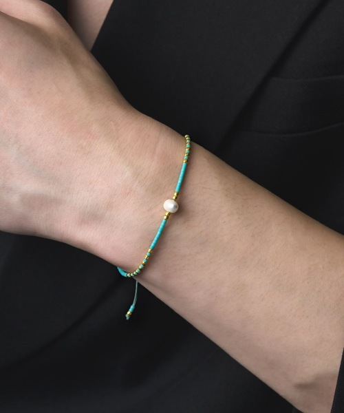 muku(ムク)の「CORD BRACELET/TANSUI PEARL(ブレスレット・メンズ・ブラック/ライトブルー/グリーン・FREE)」の5枚目の写真