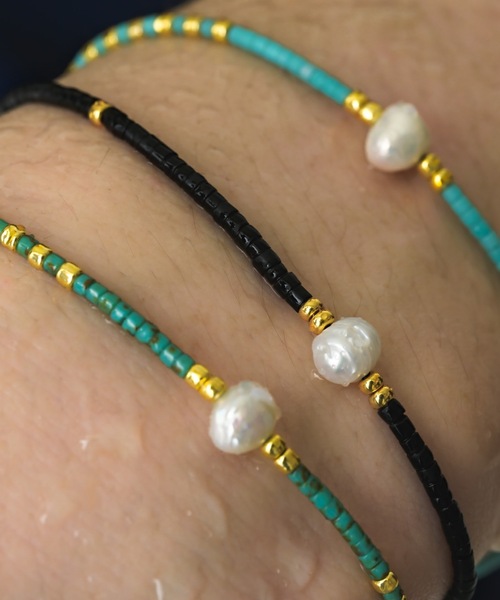 muku(ムク)の「CORD BRACELET/TANSUI PEARL(ブレスレット・メンズ・ブラック/ライトブルー/グリーン・FREE)」の8枚目の写真